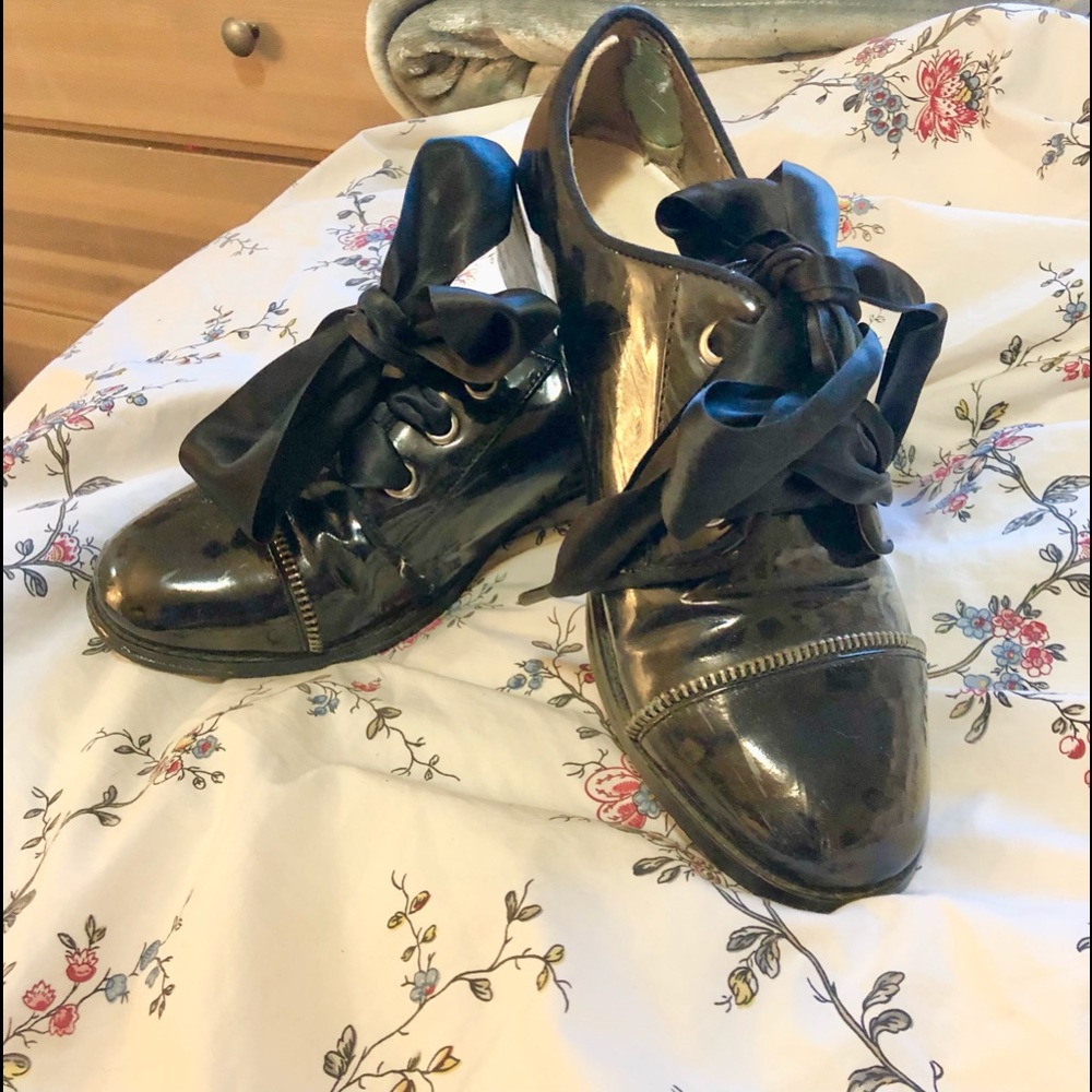 Chinese laundry big bow zippered shoes